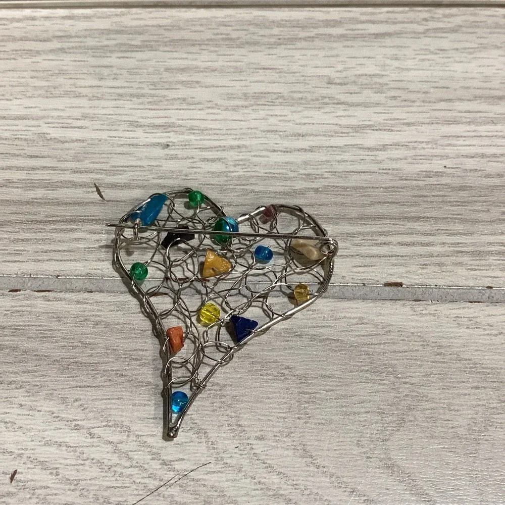 Silvertone Pin w/Multiple‎ Stones Wired Heart Vintage